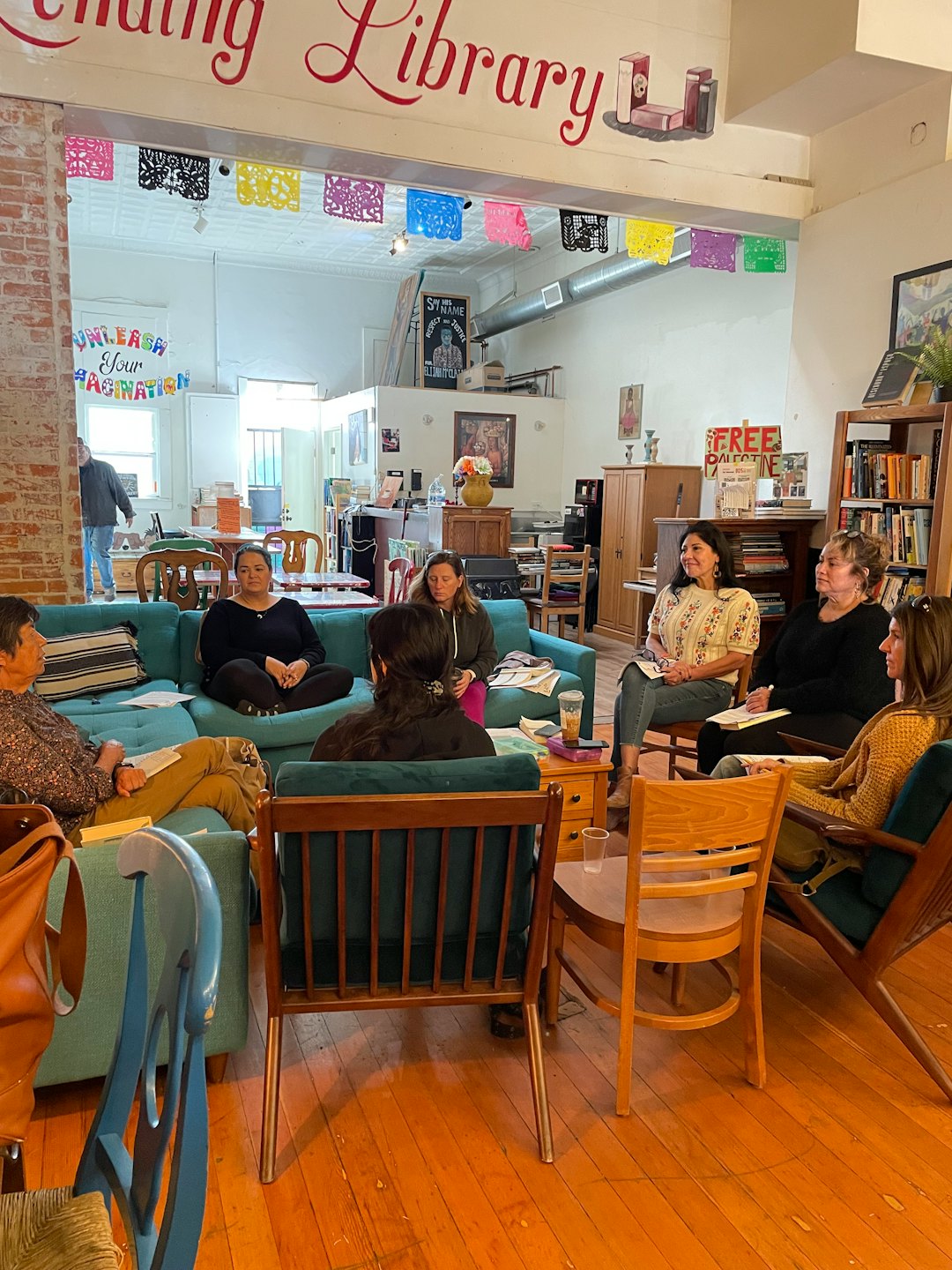 Un grupo de mujeres reunidas en una biblioteca comunitaria.